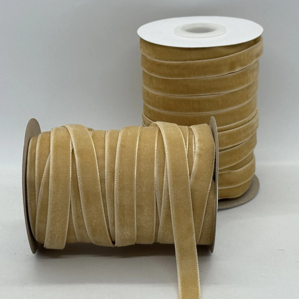 Бархатная лента 1 см (25 ярдов/22,75 м.), 06 світлий бежевий