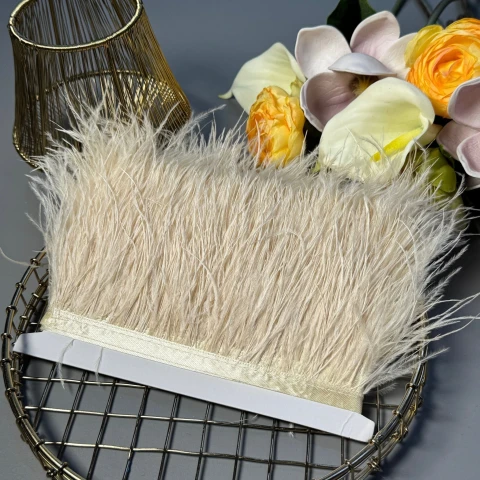 Натуральное перо на тесьме 7-10 см (1 метр), темний молочний