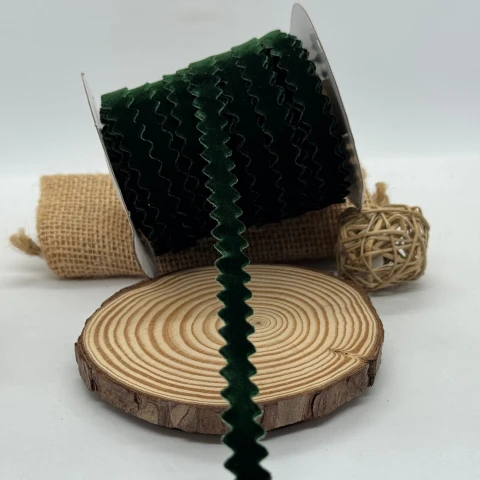 В’юнчик оксамитовий (25 ярдів/ 22,75 м.), 93 ізумруд