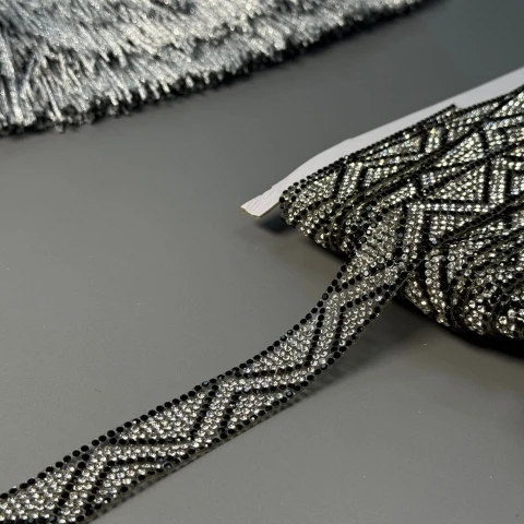 Тасьма клейова з камінням ss6-3 (10 метрів), прозорий+чорний