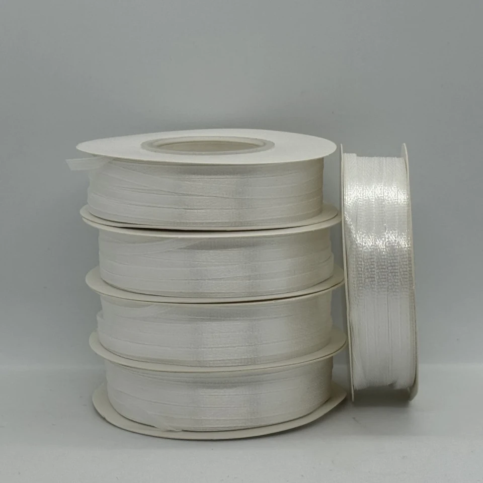 Атласна стрічка 0.3 см (91 м.), 02 темний молочний