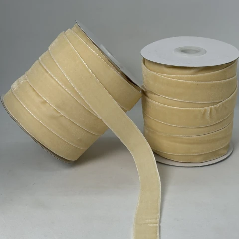 Оксамитова стрічка 2 см (25 ярдів/22,75 м.), 04 темний молочний