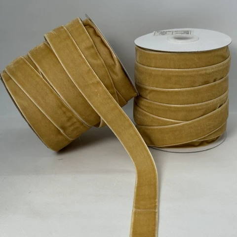 Оксамитова стрічка 2 см (25 ярдів/22,75 м.), 06 світлий бежевий