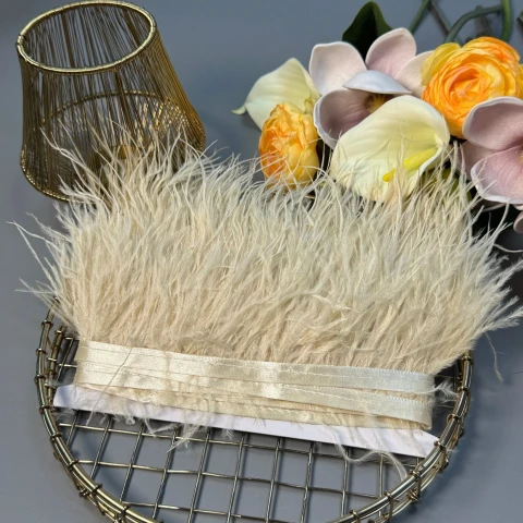 Натуральное перо на тесьме 7-10 см (1 метр), 4 світлий бежевий