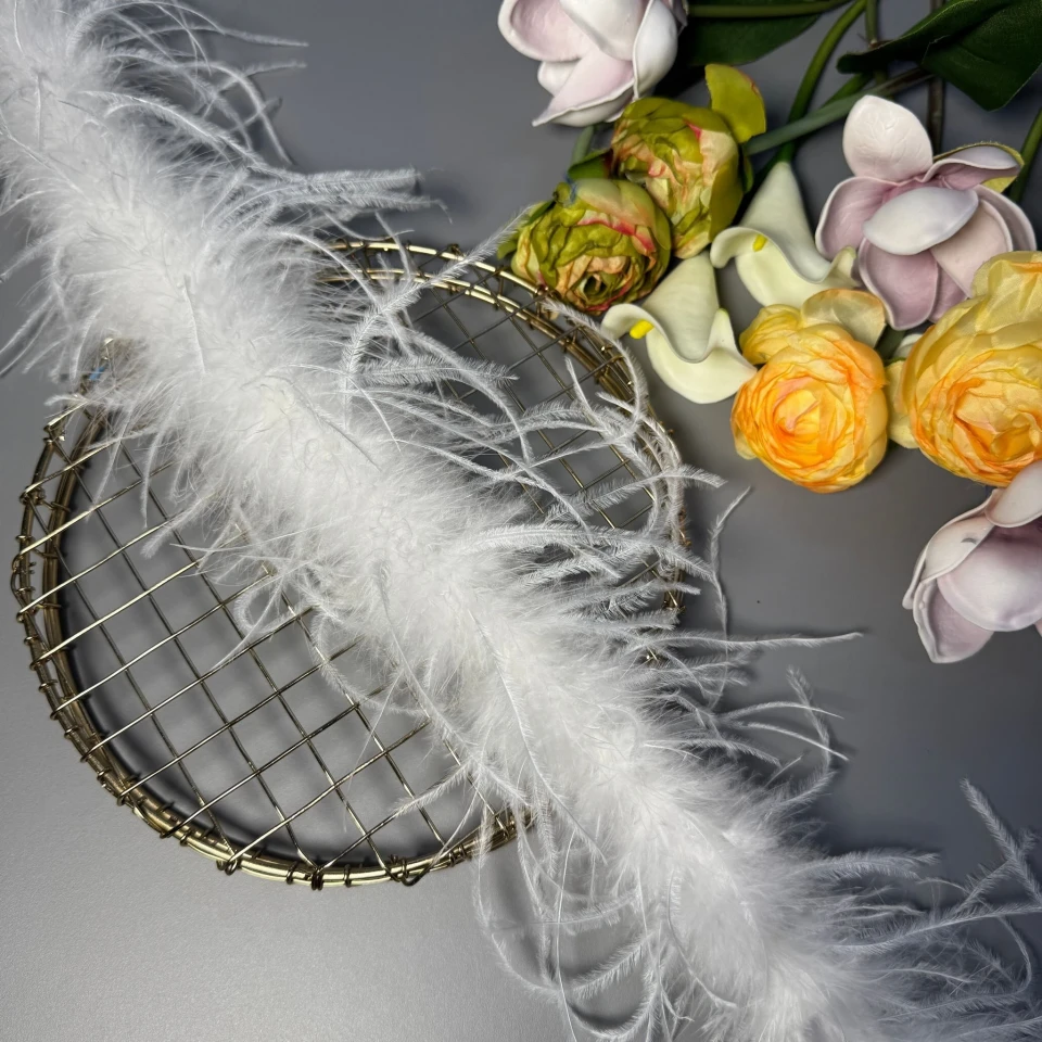 Натуральне пір'я страуса 10-15 см (2 метра), білий