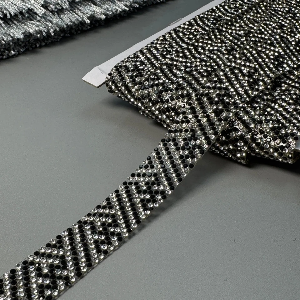 Тасьма клейова з камінням ss6-2 (10 метрів), чорний+прозорий