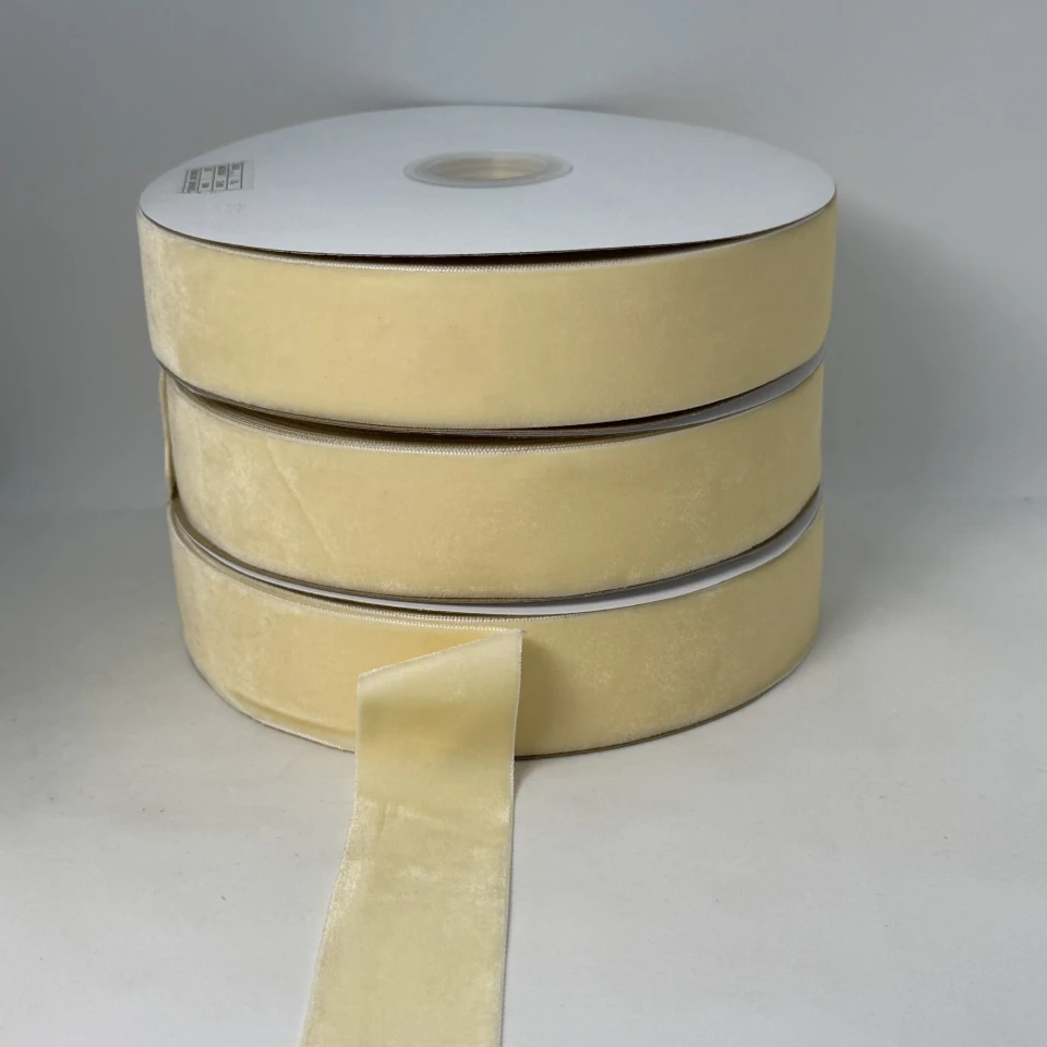 Бархатная лента 3.8 см (25 ярдов/22,75 м.), 04 темний молочний