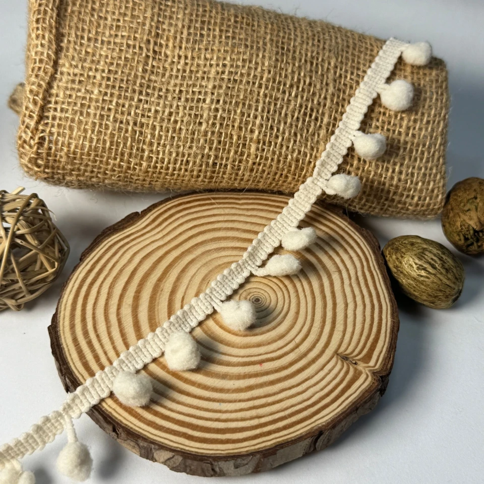 Тесьма с помпонами (20 ярдов/18,28 м.), 02 молочний