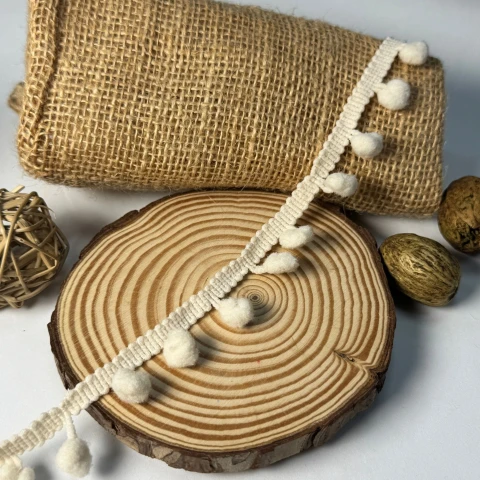 Тесьма с помпонами (20 ярдов/18,28 м.), 02 молочний