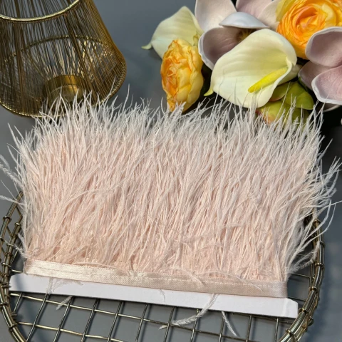 Натуральное перо на тесьме 7-10 см (1 метр), 15 світлий пудровий