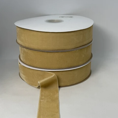 Оксамитова стрічка 3.8 см (25 ярдів/22,75 м.), 06 світлий бежевий