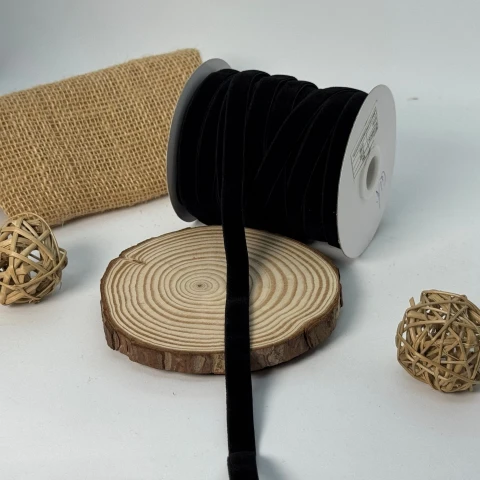 Оксамит еластична 1 см (25 ярдів/22,75 м.), чорний