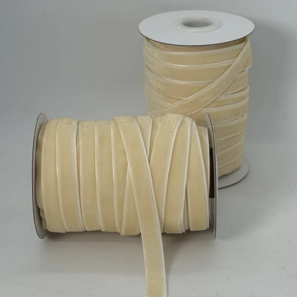 Бархатная лента 1 см (25 ярдов/22,75 м.), 04 темний молочний