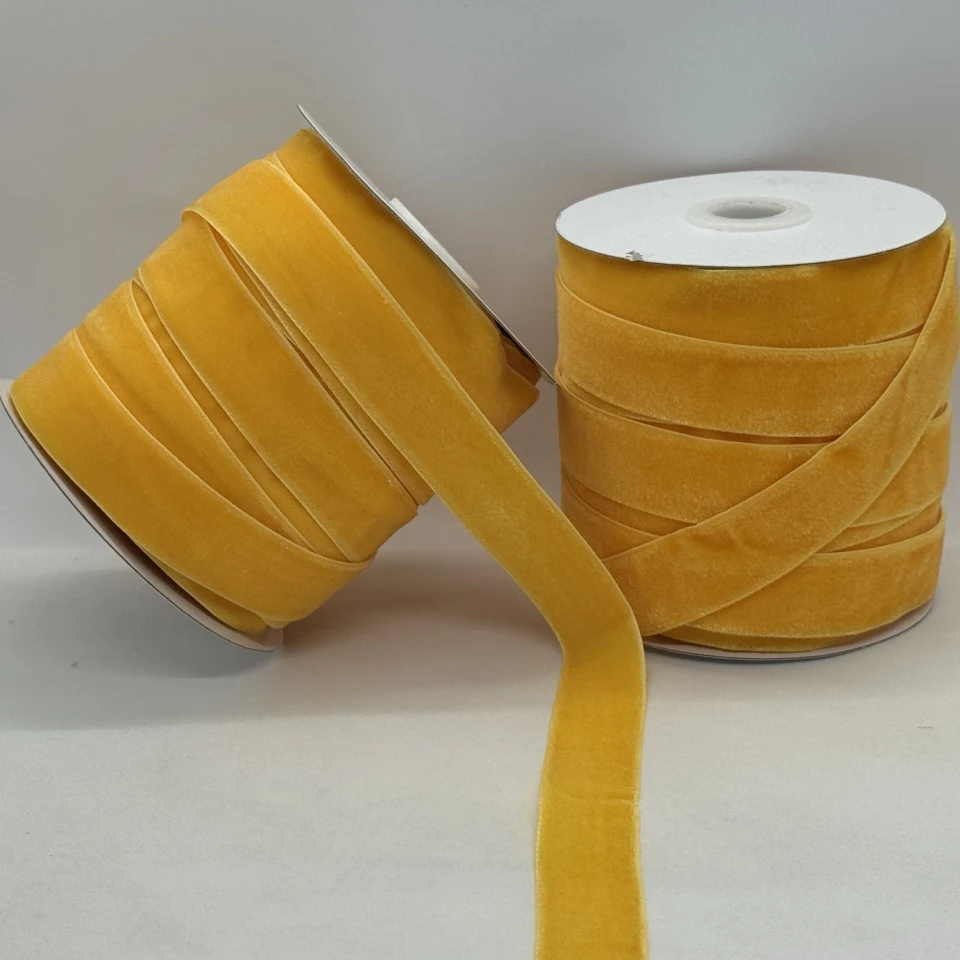 Оксамитова стрічка 2 см (25 ярдів/22,75 м.), 19 жовтий
