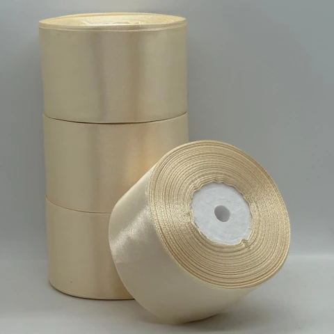 Атласна стрічка 5 см (33 м.), 83 молочний